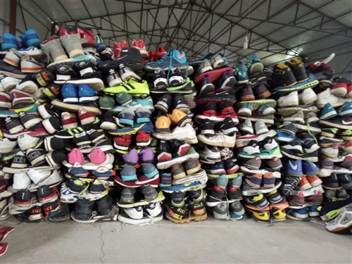 Kinh nghiệm chọn giày thể thao hàng thùng để kinh doanh